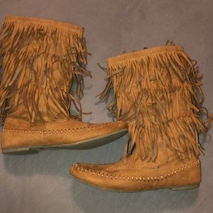 Arizona aztiva vegan suede fringed boots!!